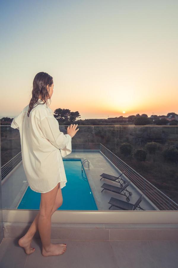 Io Luxury Pool & Hot Tub Suites Preveze Dış mekan fotoğraf