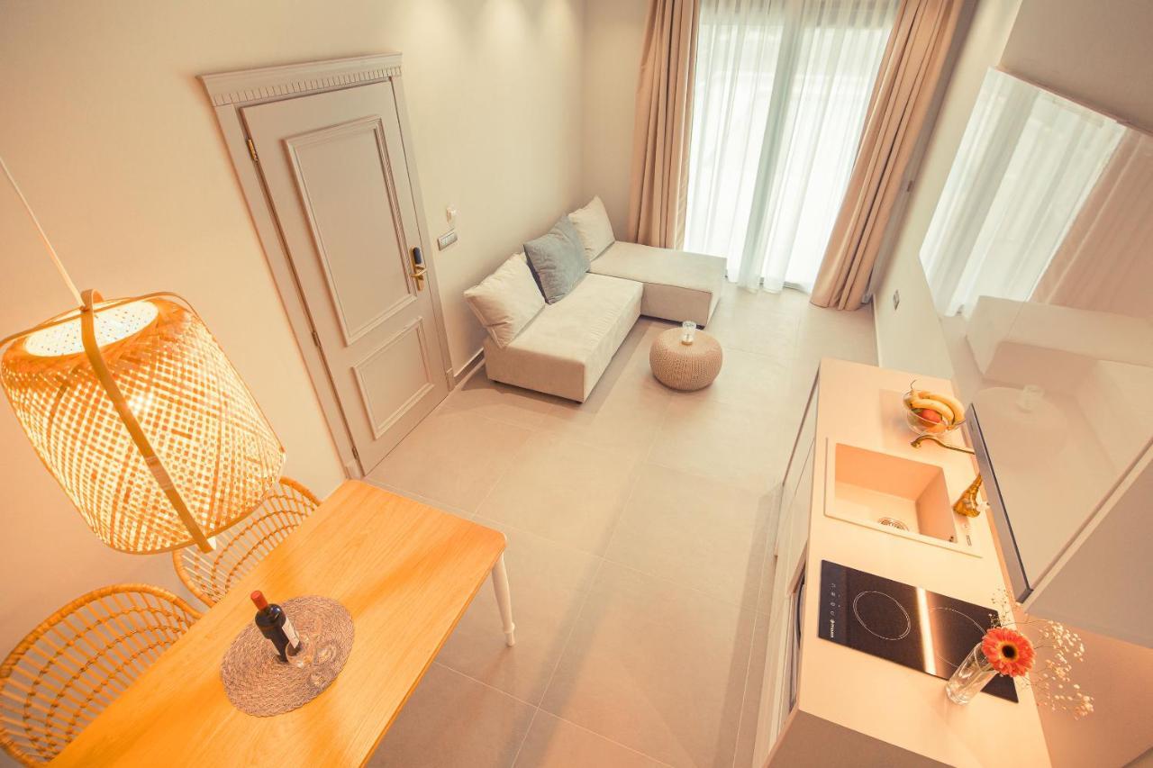 Io Luxury Pool & Hot Tub Suites Preveze Dış mekan fotoğraf