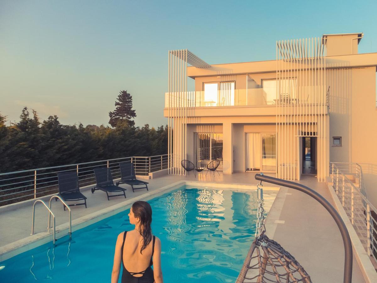 Io Luxury Pool & Hot Tub Suites Preveze Dış mekan fotoğraf