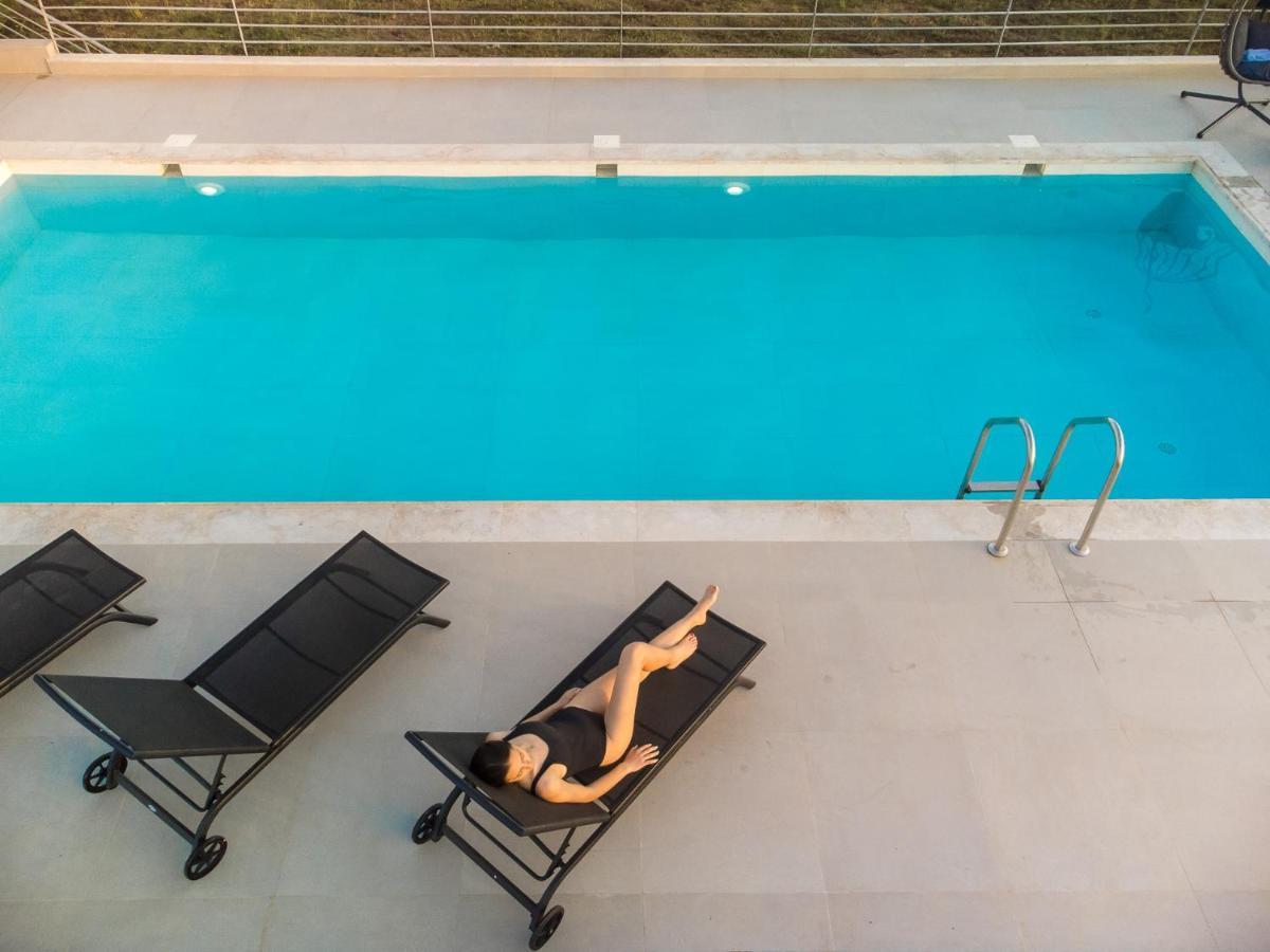 Io Luxury Pool & Hot Tub Suites Preveze Dış mekan fotoğraf